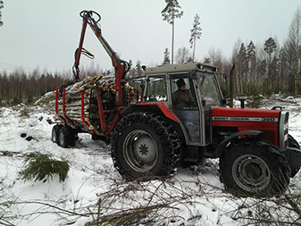 MF390 Massey ferguson 300 ja hakki metsäkuormain metsäperävaunu
