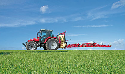 Massey ferguson traktori ja Hardi&nbsp; kasvinsuojeluruisku ruisku