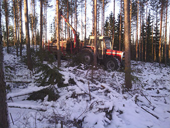 Massey Ferguson 390T traktori ja tukkinosturi 