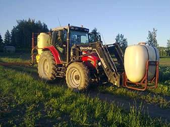 Massey ferguson MF 5445 traktori ja Hardi kasvinsuojelu ruisku master ja etukuormain quicke q960 ålö 
