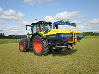 Claas traktori ja Bogballe m1 base lannoitten levitin pintalevitin apulanta tötterö apulanta levitin 